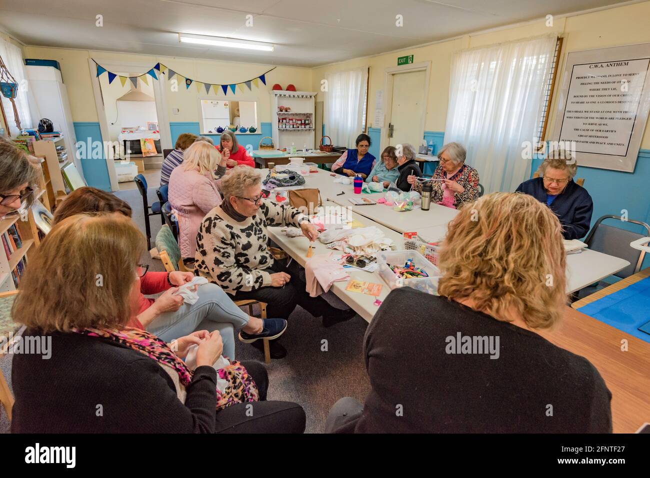 Damen von der Country Womens Association (CWA) Castle Hill Branch strick- und Häkeldecken und Spielzeug für Kinder-Traumata-Opfer In Australien Stockfoto