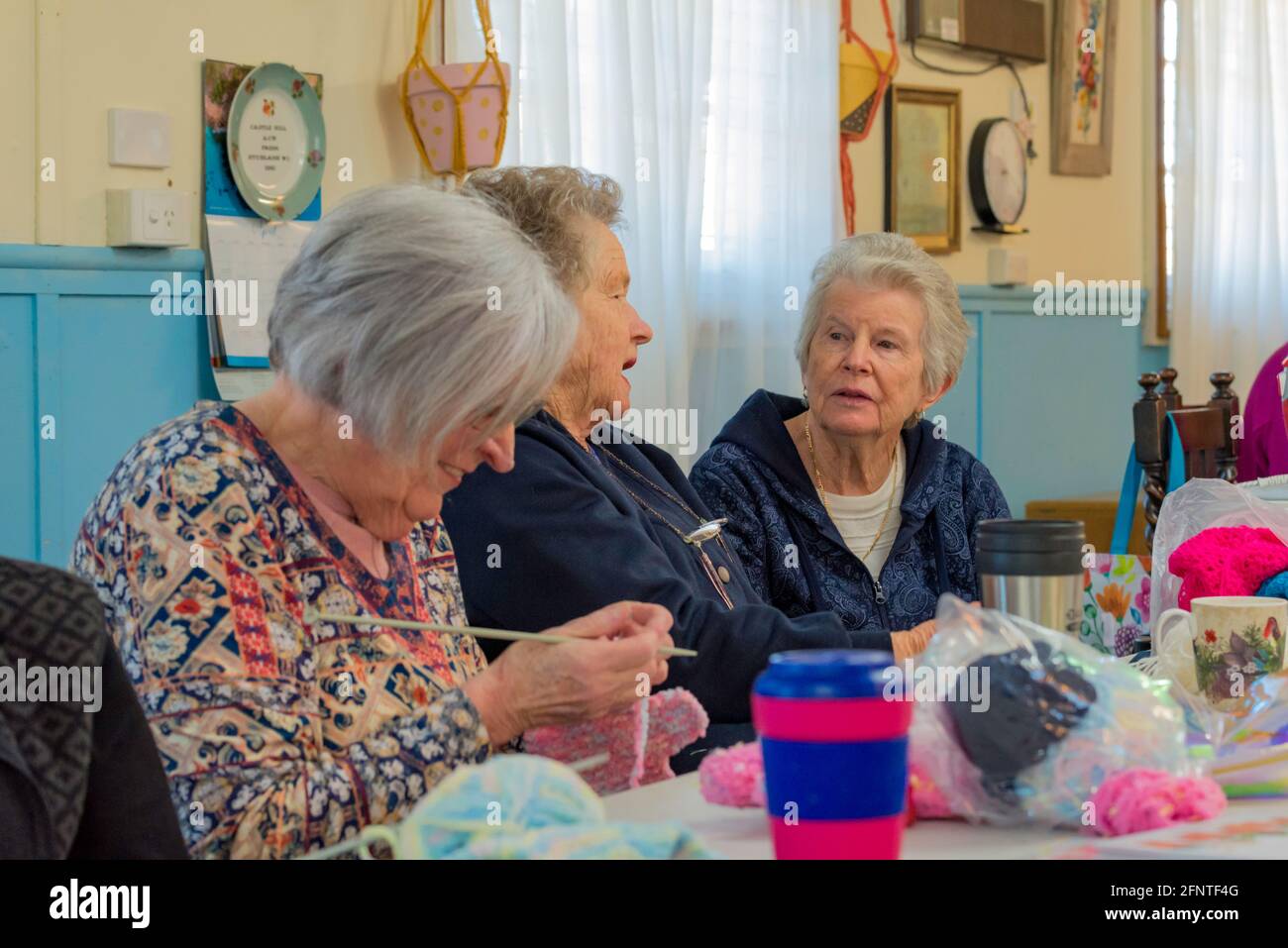 Damen von der Country Womens Association (CWA) Castle Hill Branch strick- und Häkeldecken und Spielzeug für Kinder-Traumata-Opfer In Australien Stockfoto