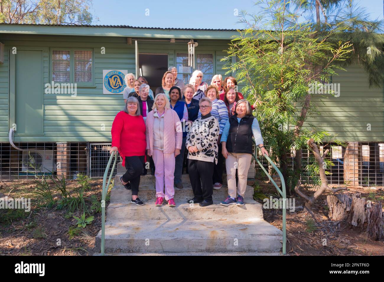 Damen der Country Womens Association (CWA) Castle Hill Branch vor ihrer neu bemalten Halle in Kenthurst, New South Wales, Australien Stockfoto