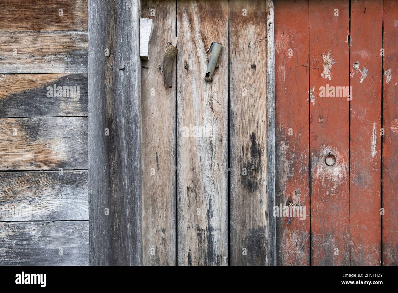 Alte, rostige, rote, hölzerne Tür einer Scheune Stockfoto
