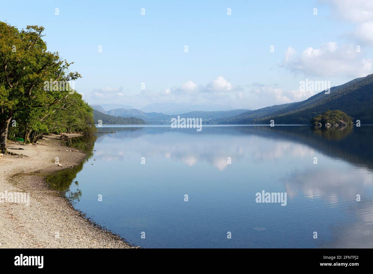 Die Küste von Coniston Water in Cumbria, England. Der See liegt im Lake District National Park. Stockfoto
