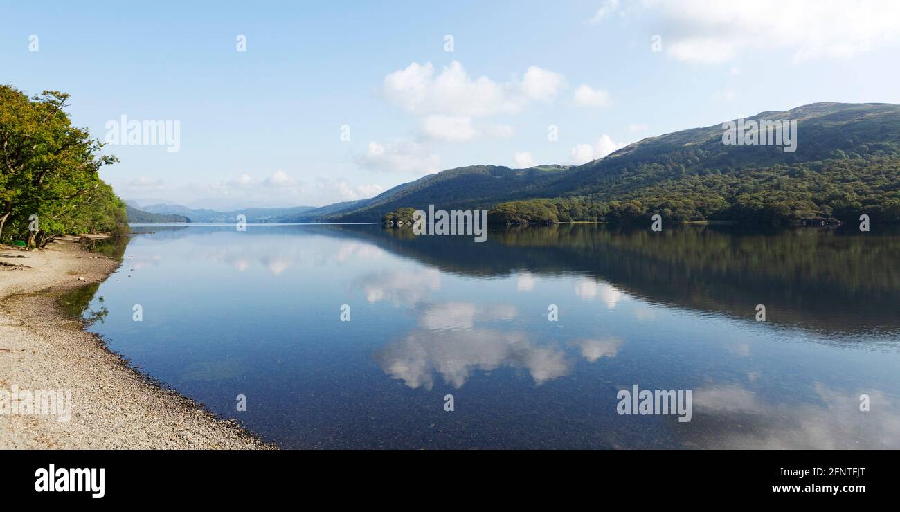 Die Küste von Coniston Water in Cumbria, England. Der See liegt im Lake District National Park. Stockfoto