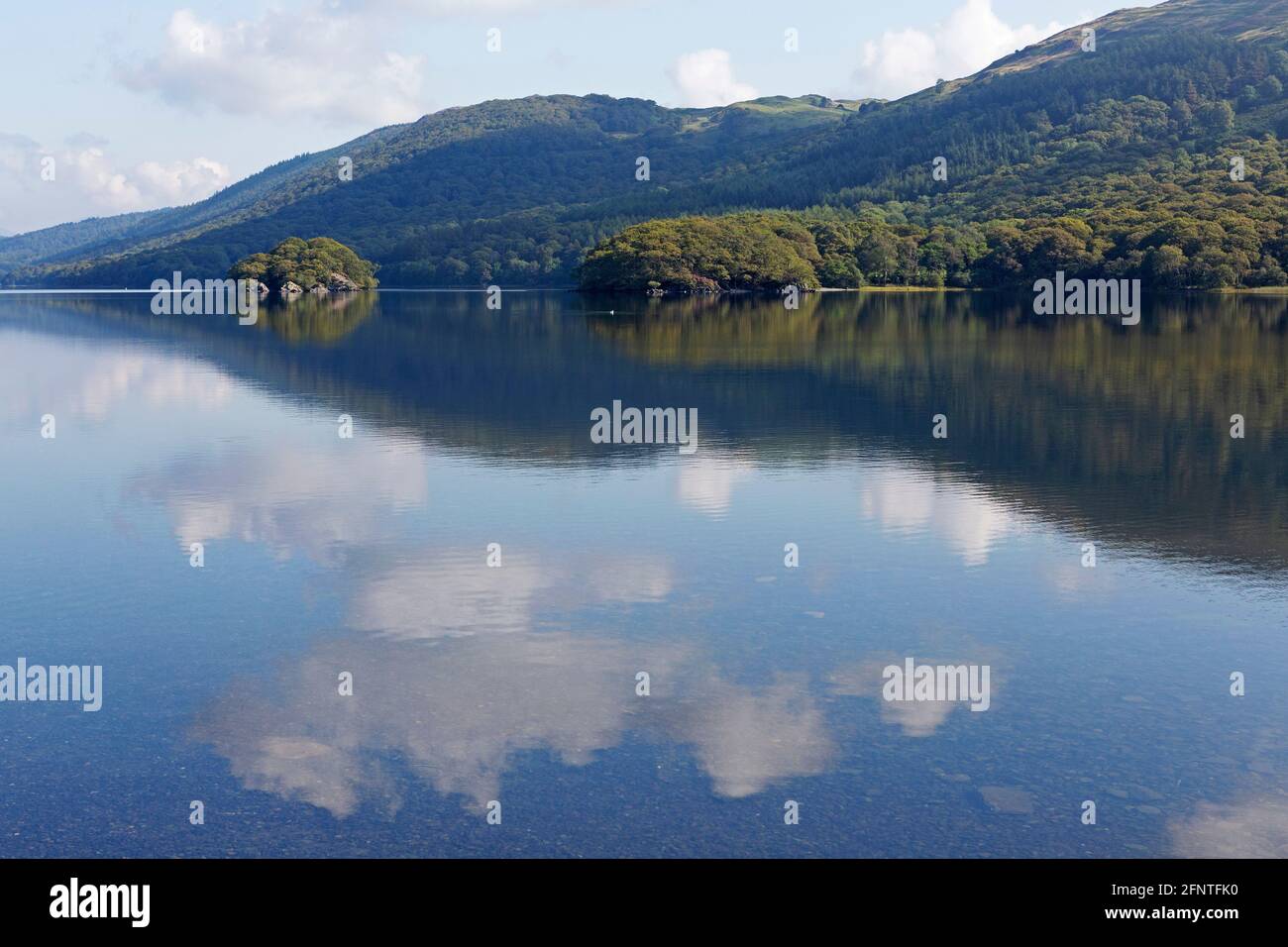 Das Ostufer des Coniston Water in Cumbria, England. Coniston Water befindet sich im Lake District National Park. Stockfoto