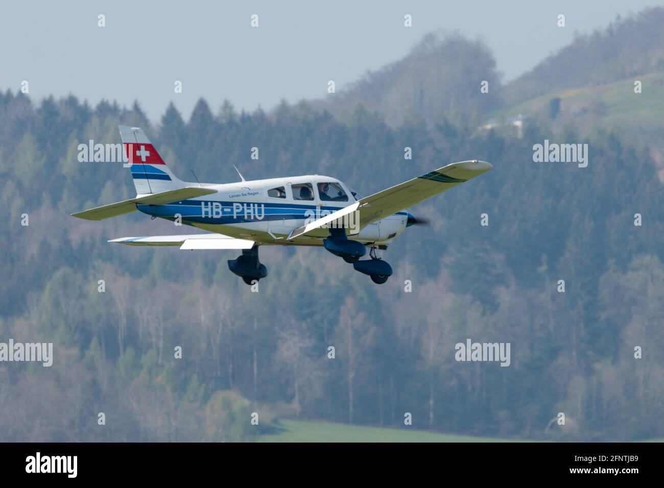 Piper PA-28-181 das Flugzeug von Archer nähert sich dem Flughafen Saint  Gallen Altenrhein in der Schweiz 21.4.2021 Stockfotografie - Alamy