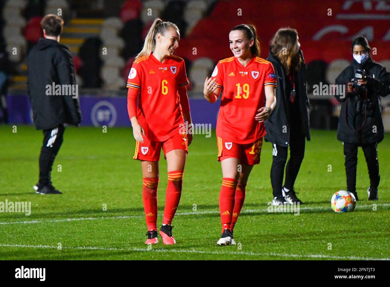 Newport, Wales. 22. Oktober 2020. Josie Green (links) und Lily Woodham von Wales Women gehen nach dem UEFA Women's European Championship 2020 Qualifying Group C Spiel zwischen Wales und den Frauen auf den Färöer-Inseln am 22. Oktober 2020 auf der Rodney Parade in Newport, Wales, Großbritannien, vom Spielfeld. Quelle: Duncan Thomas/Majestic Media. Stockfoto