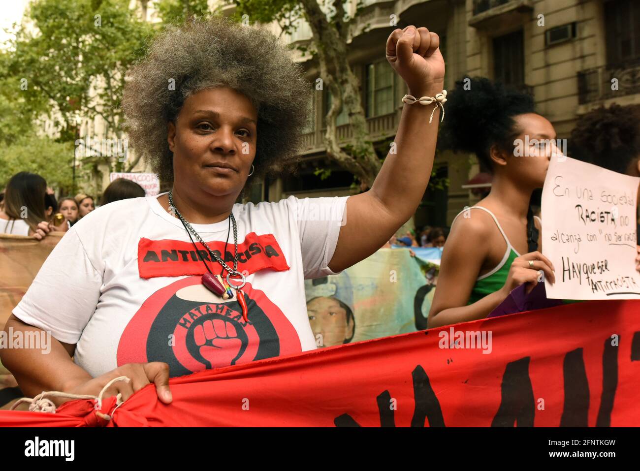 Mujer afrodescendiente con el puño en alto durante una manifestación en Buenos Aires, Argentinien Stockfoto