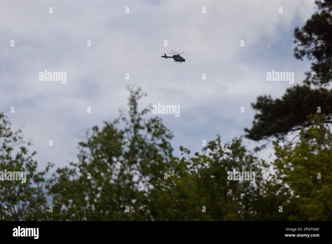 Abbildung Bild zeigt einen Polizeihubschrauber über Dilserbos in Dilsen-Stokkem, Mittwoch, 19. Mai 2021. Die Polizei sucht seit gestern Morgen nach Stockfoto