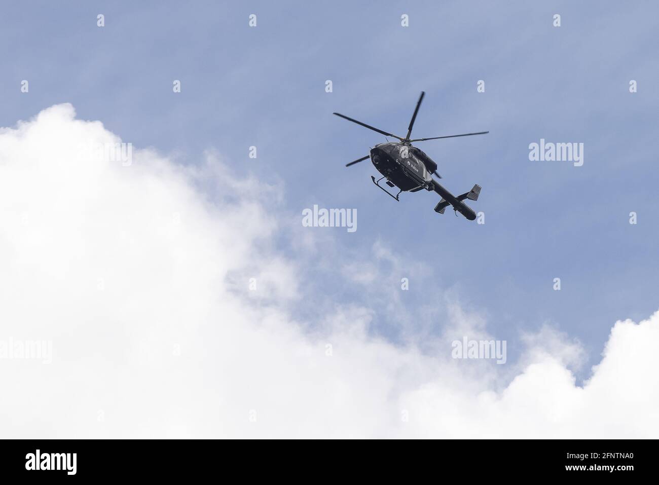 Abbildung Bild zeigt einen Polizeihubschrauber über Dilserbos in Dilsen-Stokkem, Mittwoch, 19. Mai 2021. Die Polizei sucht seit gestern Morgen nach Stockfoto