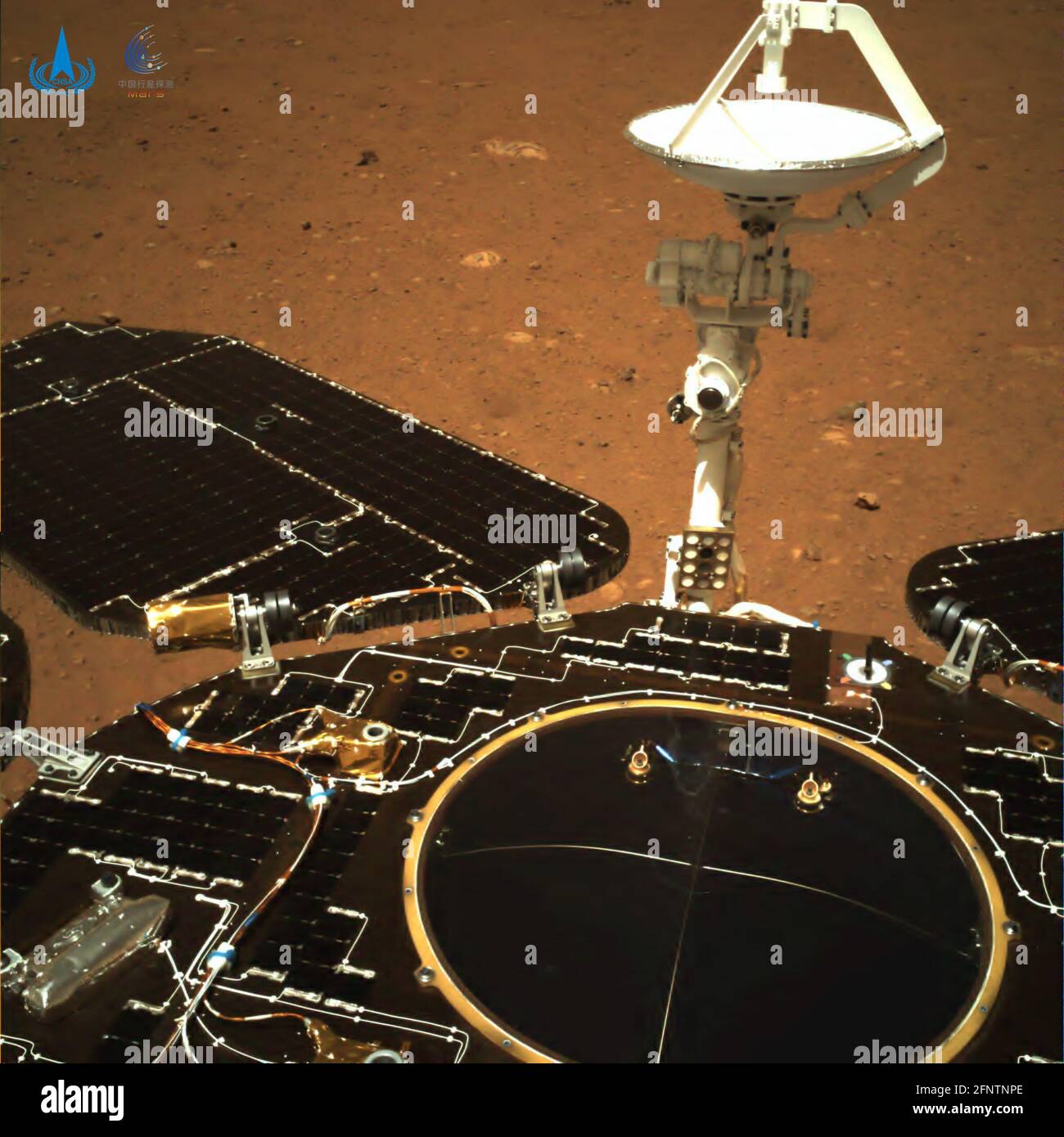 (210519) -- PEKING, 19. Mai 2021 (Xinhua) -- Das Farbfoto, das von der China National Space Administration (CNSA) veröffentlicht wurde und von der Navigationskamera auf der Rückseite des Rover aufgenommen wurde, zeigt, dass die Sonnenkollektoren und die Antenne des Rover ausgeklappt sind und der rote Boden und die Felsen auf der Marsoberfläche deutlich sichtbar sind. Zwei Fotos und zwei Videos, die von Chinas Mars-Sonde Tianwen-1 während und nach der ersten Landung des Landes auf dem roten Planeten aufgenommen wurden, wurden am Mittwoch von der Nationalen Weltraumbehörde Chinas (CNSA) veröffentlicht. (China National Space Administration/Handout via Xinhua) Stockfoto