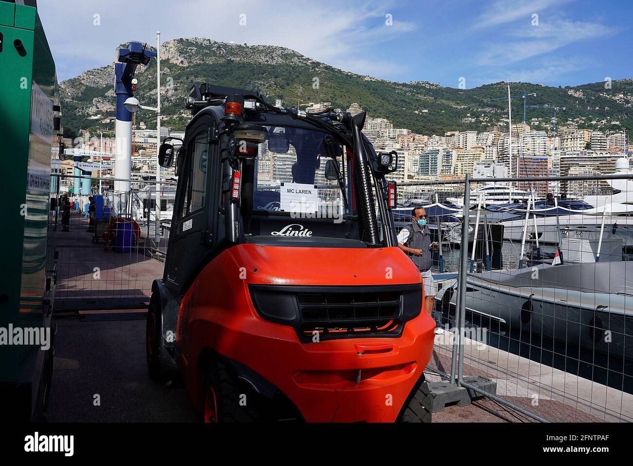 19. Mai 2021, Rennstrecke Monaco, Monte Carlo, FORMEL 1 GRAND PRIX DE MONACO 2021, 20. - 23. Mai 2021, in den Bildeindrücken und Bau der Rennstrecke in Monaco, Gabelstapler von McLaren. Stockfoto