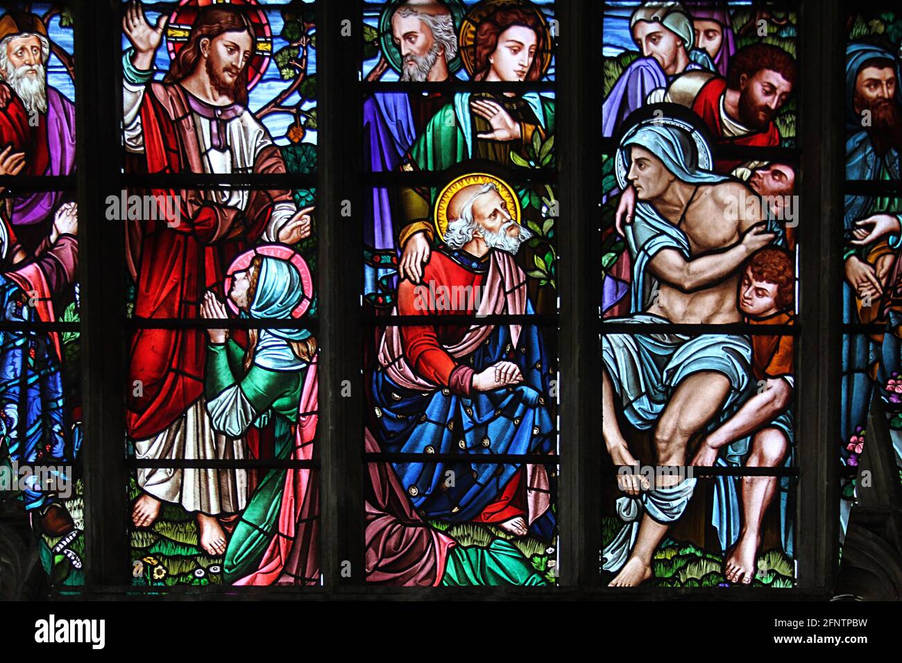 Die Auferweckung des Lazarus, Glas in der Lavenham Kirche. Die Figur des Lazarus ist aus Sebastiano del Piombo's Gemälde in der Nationalgalerie nachgebildet. Stockfoto