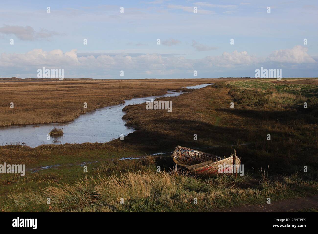 Sumpflandschaft an der Nordküste von Norfolk bei Burnham Overy. Stockfoto