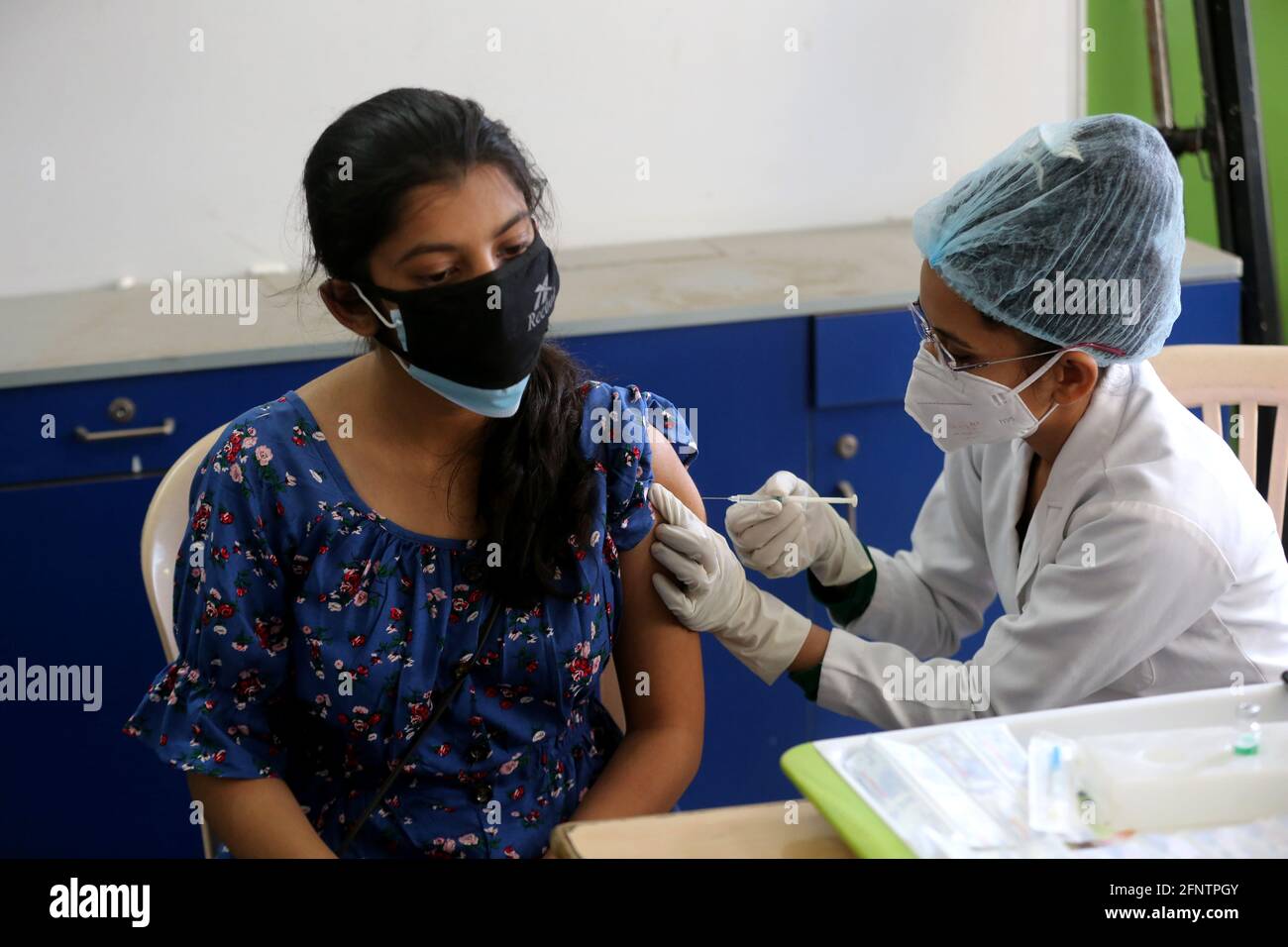 Bhopal, Indiens Bundesstaat Madhya Pradesh. Mai 2021. Eine Frau erhält während der Impfkampagne in Bhopal, der Hauptstadt des indischen Staates Madhya Pradesh, am 19. Mai 2021 einen Schuss COVID-19-Impfstoff. Indiens COVID-19-Quote erreichte am Mittwoch 25,496,330, wobei in den letzten 24 Stunden 267,334 neue Fälle registriert wurden, bestätigte das Gesundheitsministerium. Seit dem Beginn einer landesweiten Impfkampagne am 16. Januar wurden den Menschen im ganzen Land bisher über 185 Millionen Impfdosen (185,809,302) verabreicht. Quelle: Str/Xinhua/Alamy Live News Stockfoto