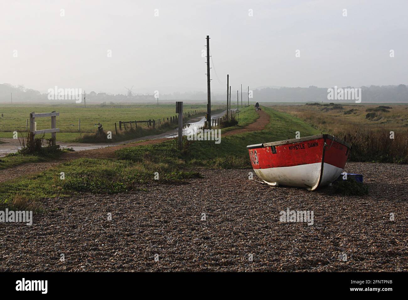 Ein Blick vom Cley Beach, Norfolk, auf das Dorf Cley mit seiner unverwechselbaren Windmühle. Stockfoto