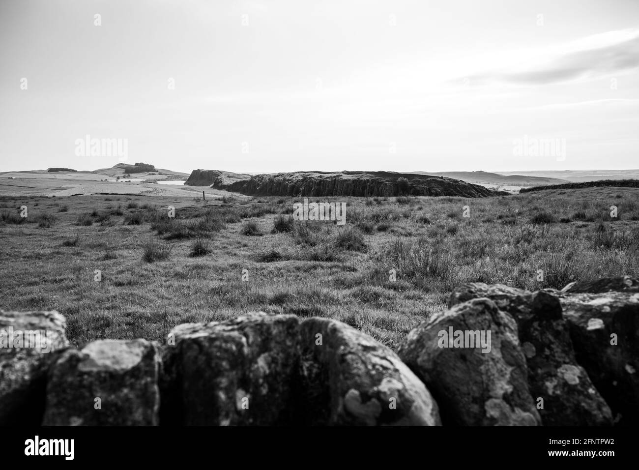 Northumberland UK: Hadriansmauer an einem sonnigen Sommertag in englischer Landschaft auf hohen Klippen (Römische Mauer) errichtet Stockfoto