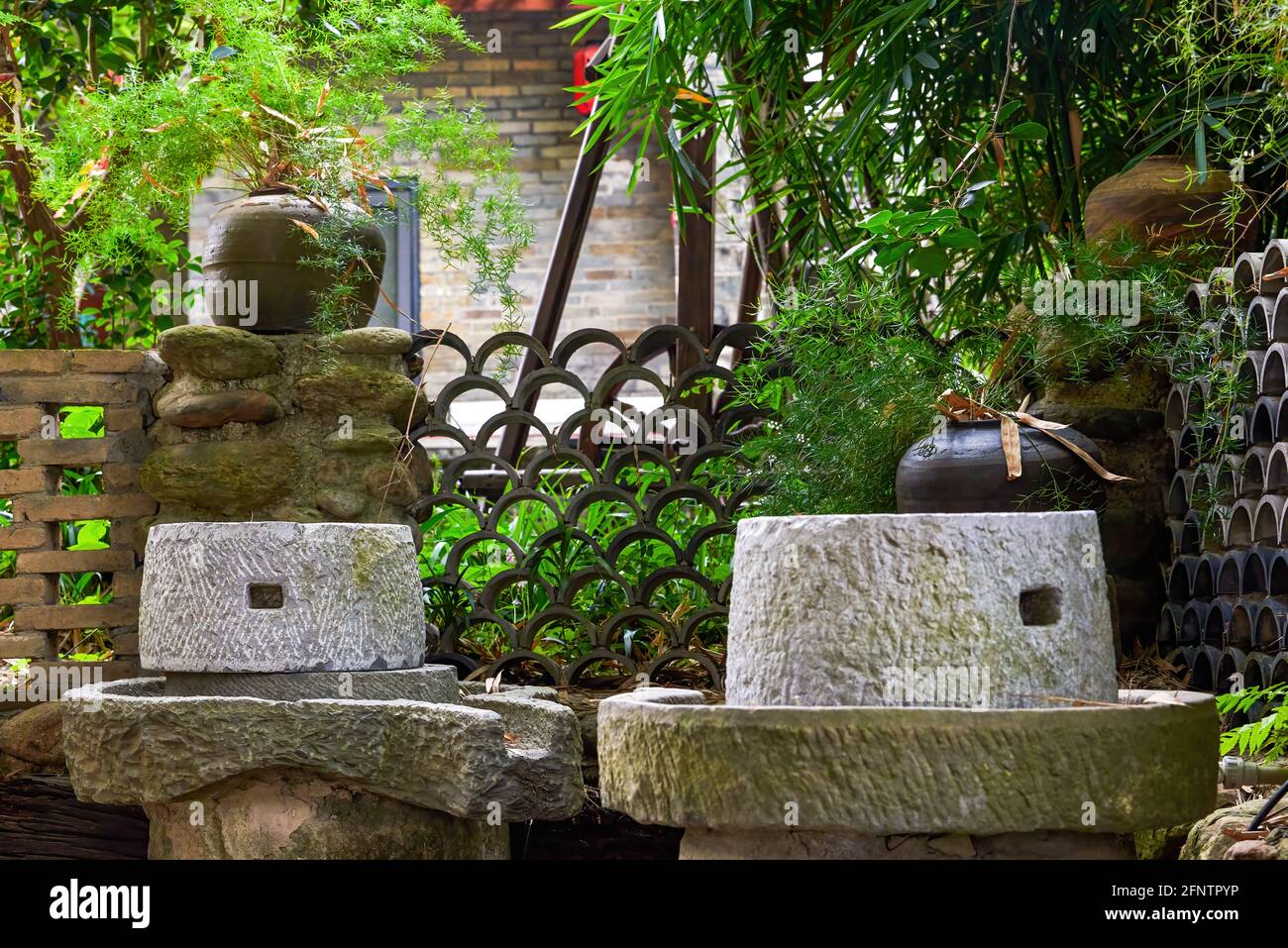 Nahaufnahme eines Steinschleifers im ländlichen China Stockfoto