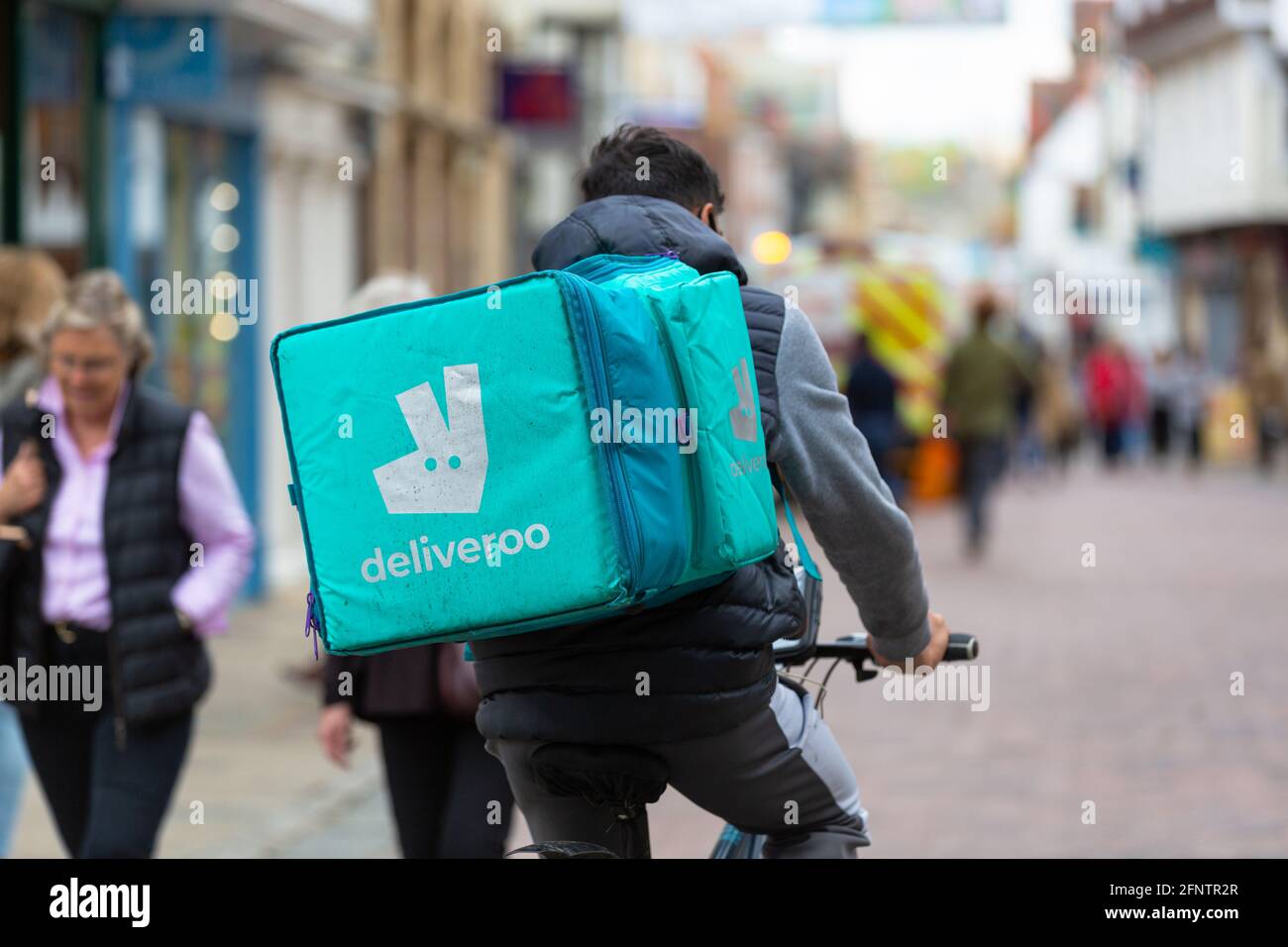 Deliveroo Delivery Rider, Logo auf der Tasche, Bike Rider, canterbury, kent, vereinigtes Königreich Stockfoto