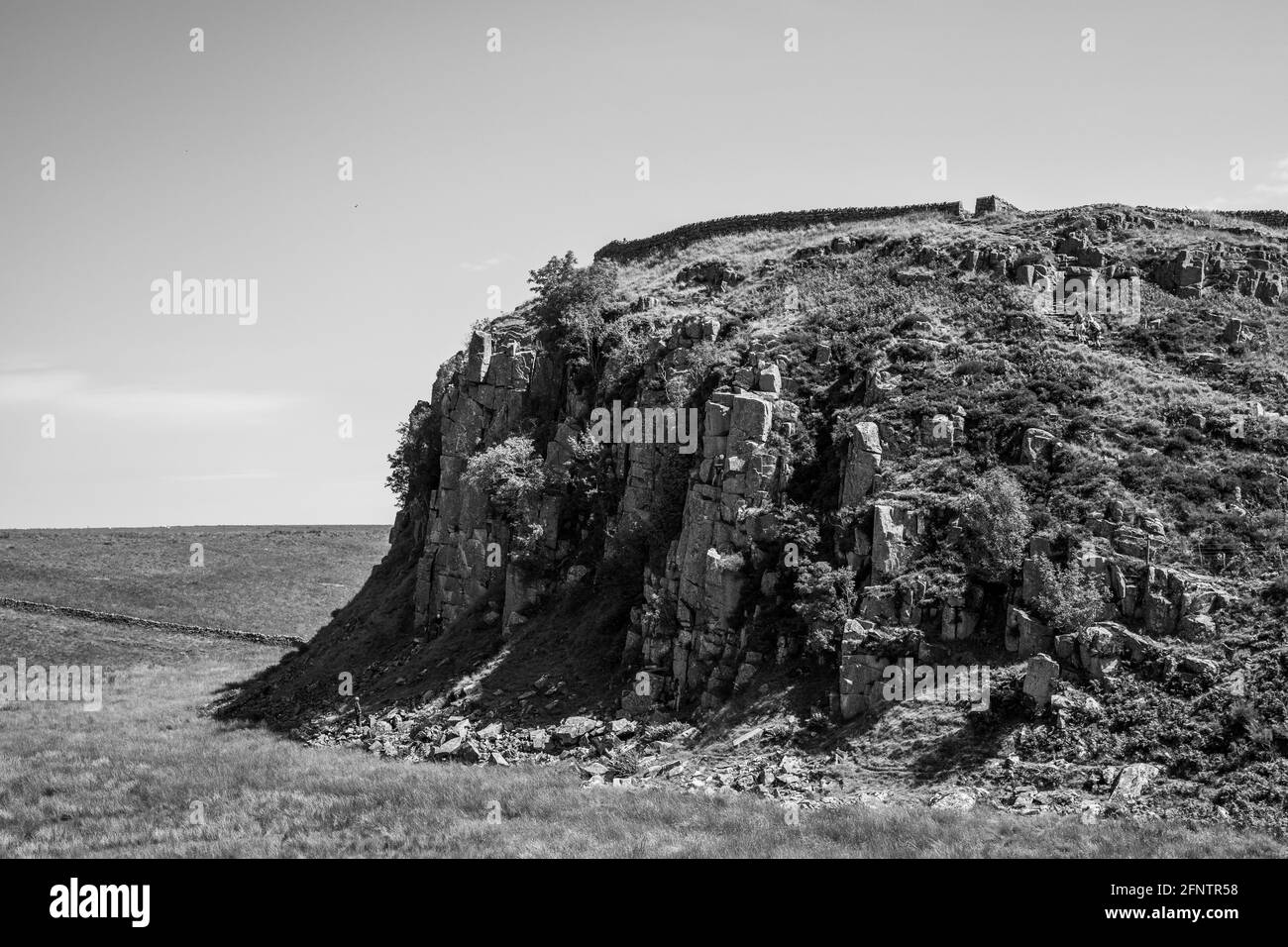 Northumberland UK: Hadriansmauer an einem sonnigen Sommertag in englischer Landschaft auf hohen Klippen (Römische Mauer) errichtet Stockfoto