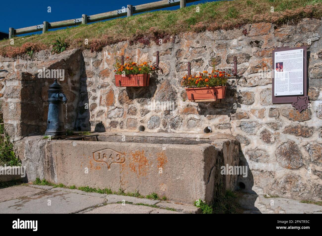 Wasserwanne mit Pumpe in der befestigten Stadt Mont-Louis, Pyrenees-Orientales (66), Region Oczitanien, Frankreich. Es wurde von Vauban erbaut und ist eine UNE Stockfoto