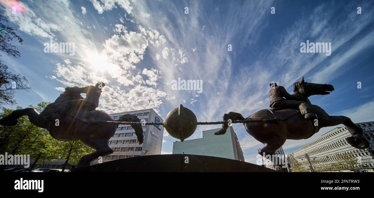 Magdeburg, 13. Mai 2021: Skulptur mit zwei Pferden, die zwei Hemisphäre auseinander ziehen, Demonstration der Kraft des Vakuums Stockfoto