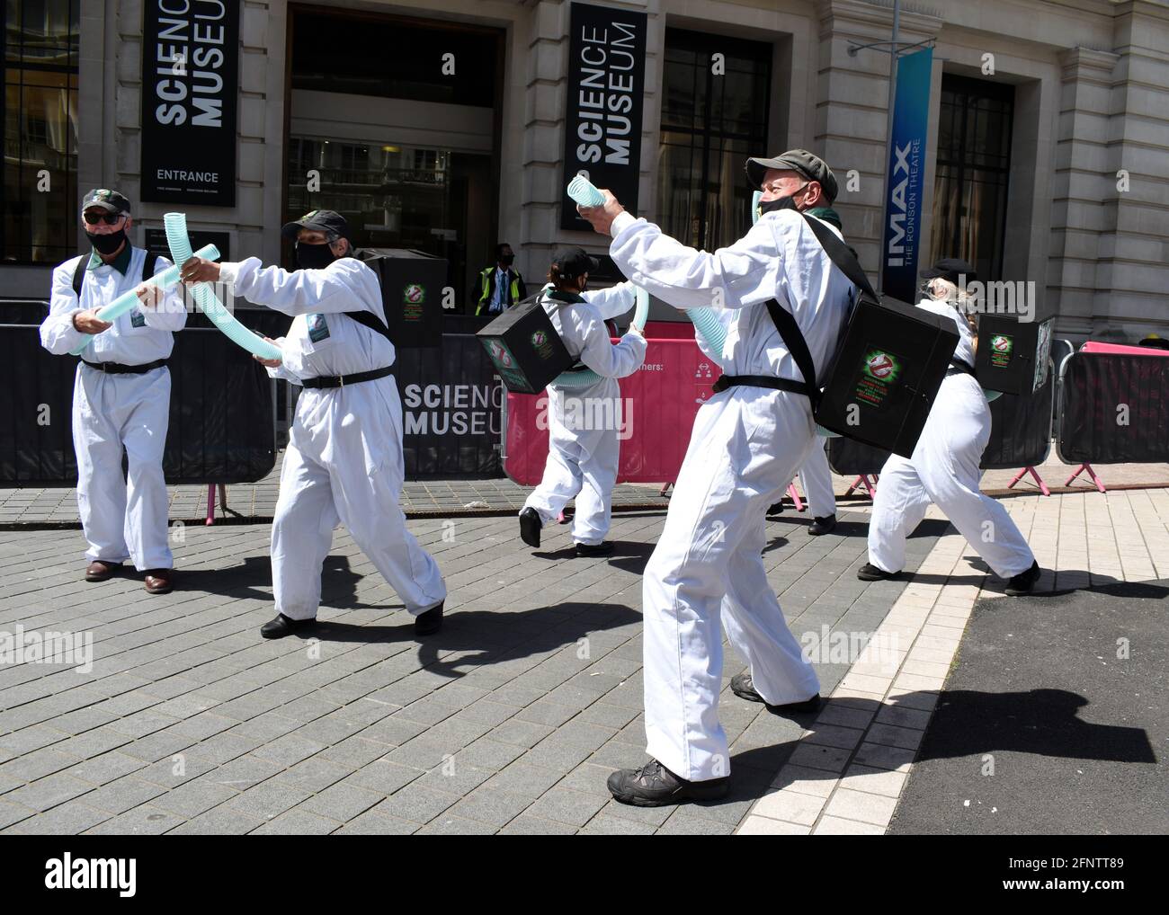 London, Großbritannien, 19. Mai 2021 Extension Rebellion Greenwash das Science Museum tanzt nach YMCA. Sie werfen Shell Greenwashing vor, indem sie Ausstellungen im Wissenschaftsmuseum unterstützen, um ihre zerstörerischen Praktiken zu behandeln. Wissenschaftler stören den Eröffnungstag der von Shell gesponserten Ausstellung ‘Unser Zukunftsplanet’ im Wissenschaftsmuseum. Extinction Rebellion Protest Beteiligung der Shell-Ölgesellschaft an einer Ausstellung im Science Museum.Quelle: JOHNNY ARMSTEAD/Alamy Live News Stockfoto