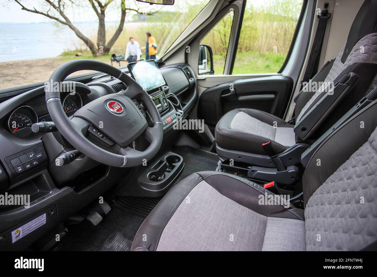 Weißrussland - 11.05.2021 - das Innere eines Wohnmobils. Fahrersitz in Mobilheimen. Stockfoto