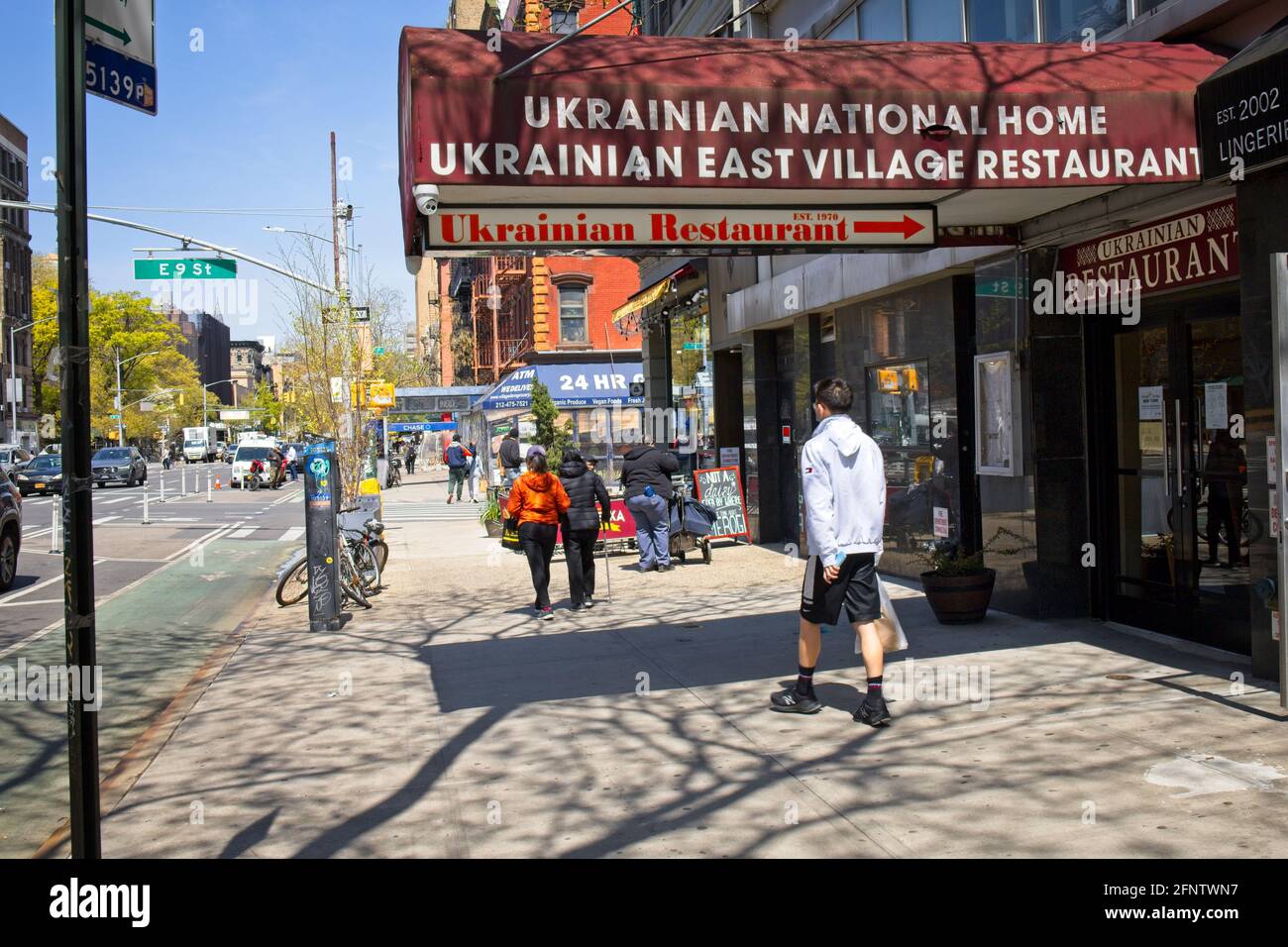 New York, NY, USA - 19. Mai 2021: Eingang zum Ukrainian East Village Restaurant Stockfoto
