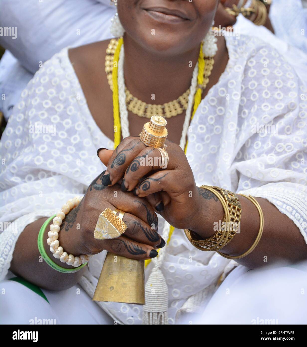 Osun Osogbo Verzierung: Goldene Hand, Armbanduhr, Armband & Ring. Stockfoto