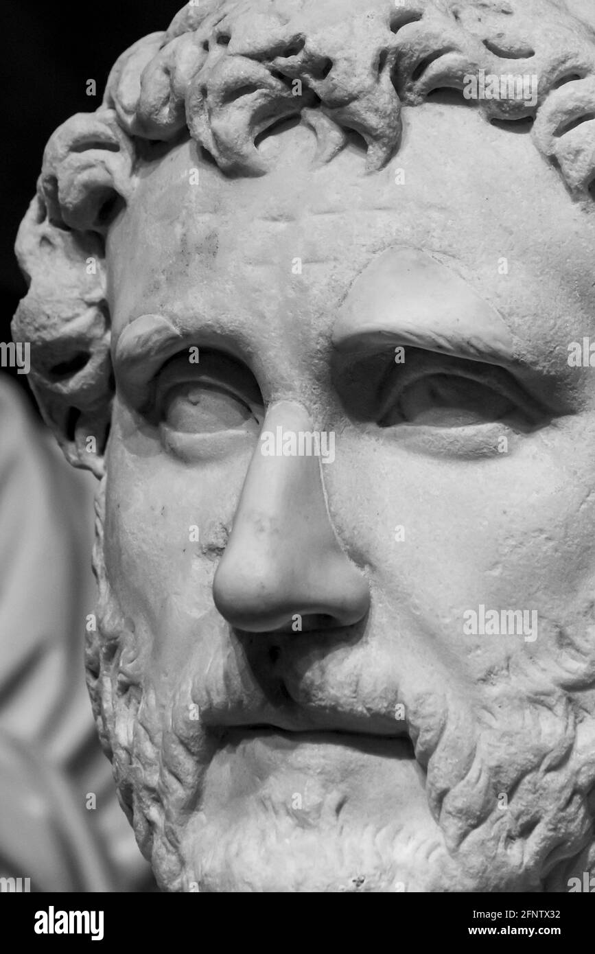 Schwarz-Weiß-Foto ahowing in close-up die haarige reifen Männliches Gesicht der antiken römischen Skulptur Stockfoto