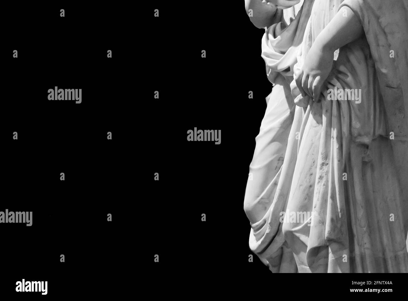 Schwarz-Weiß-Foto der antiken römischen Skulptur zeigt in Detail Hand hält die Tunika´s Stoff Stockfoto