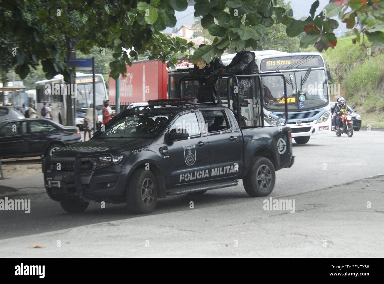 Rio de Janeiro, Rio de Janeiro, Brasilien. Mai 2021. (INT) Protest Gottes in Rio de Janeiro. 19. Mai 2021, Rio de Janeiro, Brasilien - Anwohner protestierten heute Morgen in Cidade de Deus, nachdem ein Motorradtaxi von Polizisten getötet wurde, die Polizeiarbeit in der Gemeinde wurde verstärkt. Quelle: Jose Lucena/TheNEWS2/ZUMA Wire/Alamy Live News Stockfoto