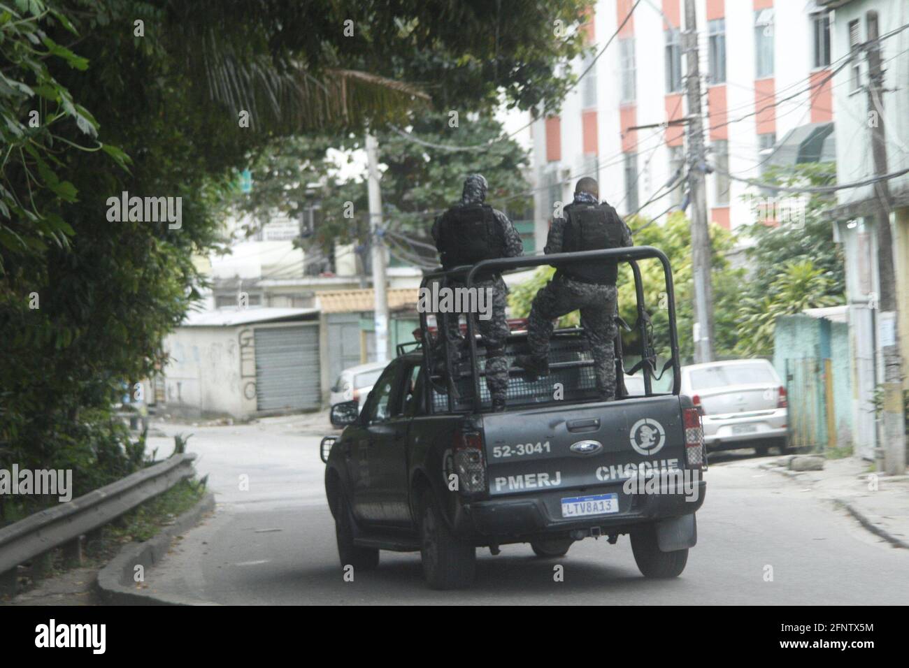 Rio de Janeiro, Rio de Janeiro, Brasilien. Mai 2021. (INT) Protest Gottes in Rio de Janeiro. 19. Mai 2021, Rio de Janeiro, Brasilien - Anwohner protestierten heute Morgen in Cidade de Deus, nachdem ein Motorradtaxi von Polizisten getötet wurde, die Polizeiarbeit in der Gemeinde wurde verstärkt. Quelle: Jose Lucena/TheNEWS2/ZUMA Wire/Alamy Live News Stockfoto