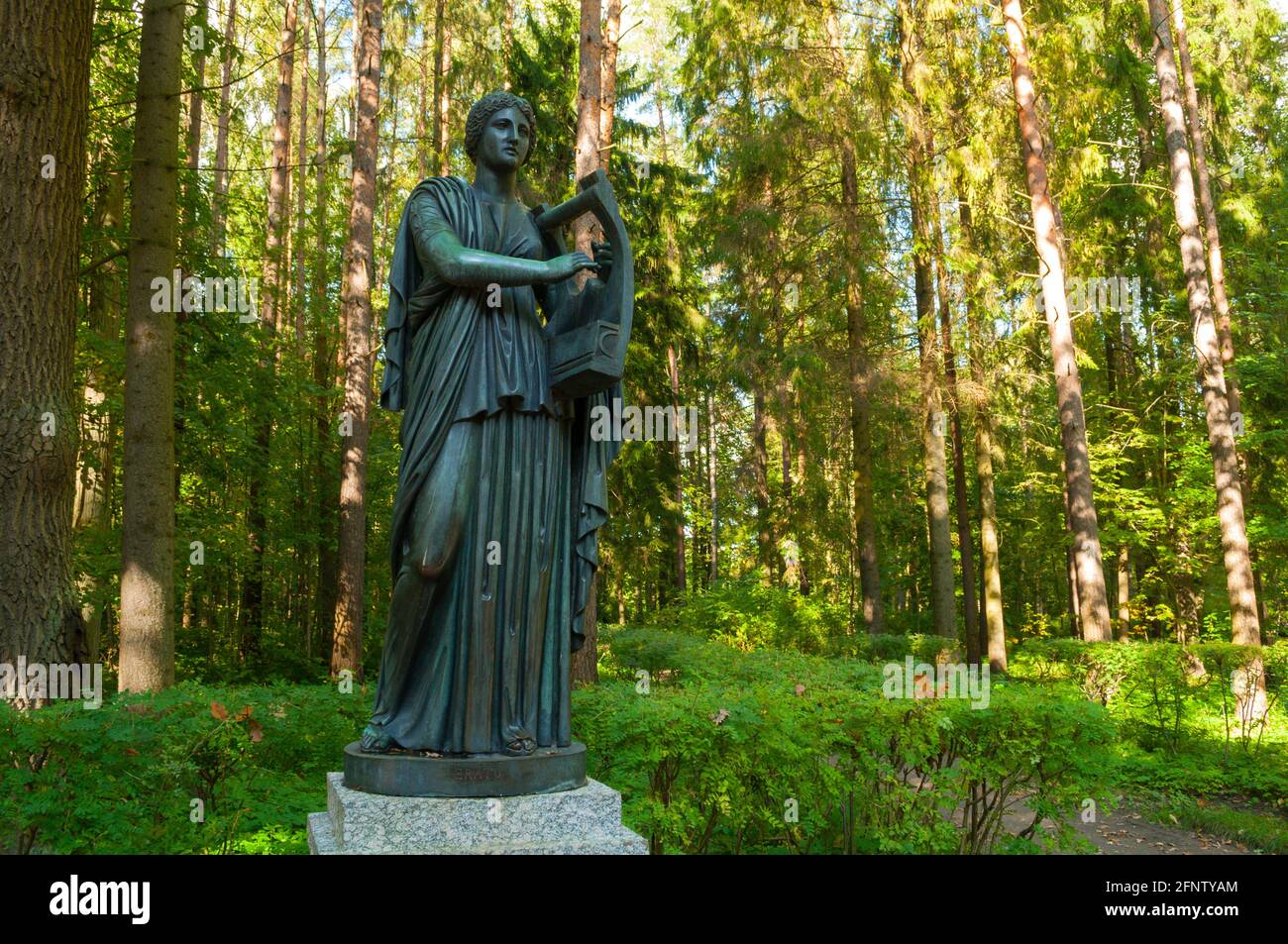 PAWLOWSK, ST. PETERSBURG, RUSSLAND - 21. SEPTEMBER 2017. Bronzeskulptur von Erato - die Muse der Liebe lyrische Poesie, mit einer Leier in der Hand. Alte Silvia Stockfoto