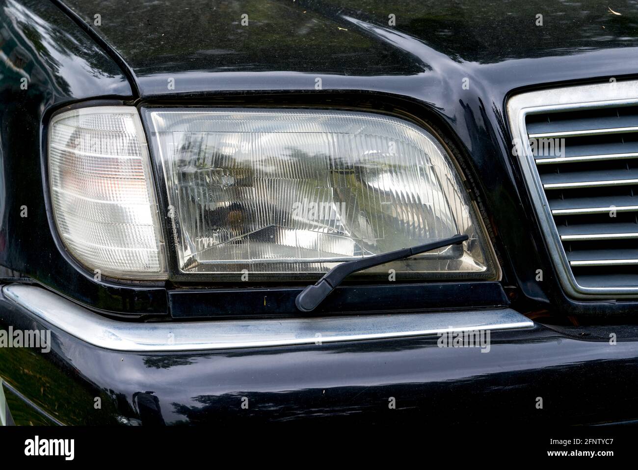 Nahaufnahme der Scheinwerfer mit Scheibenwischern von alten Autos  Stockfotografie - Alamy