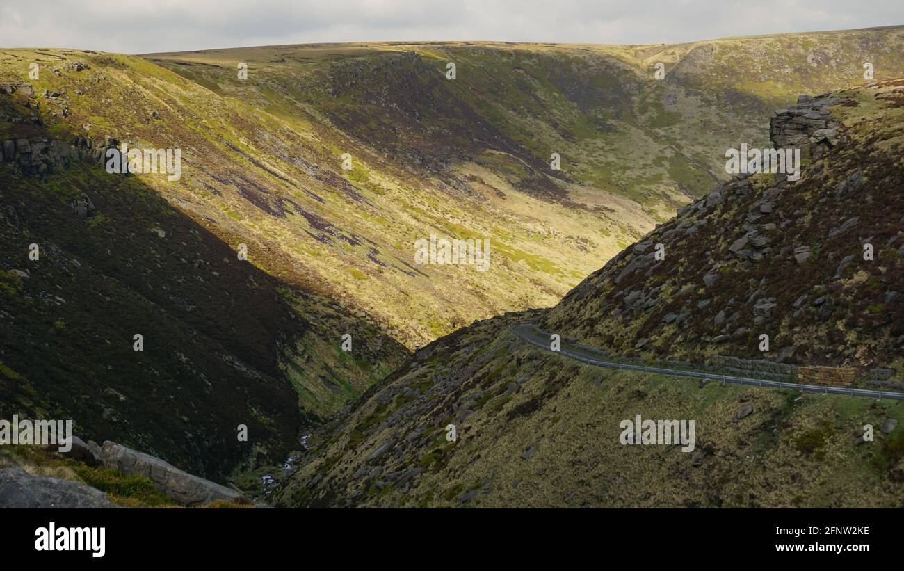 Nahaufnahme einer kurvigen Straße, die durch das Chew Valley, National Peak District, Großbritannien, führt Stockfoto