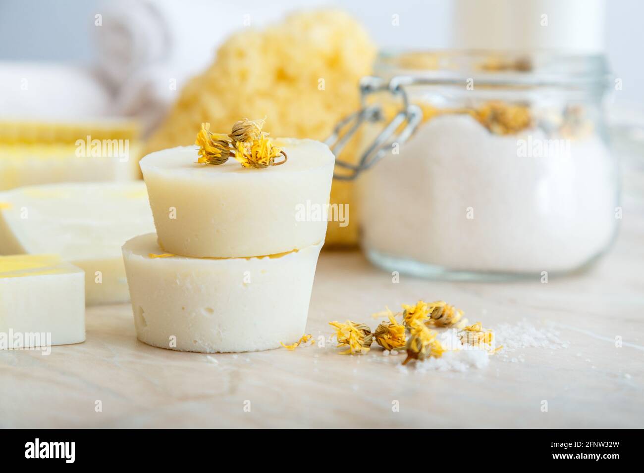 Solide Shampoo-Bar viele und handgemachte Seife runden Bars mit Kräutern trocken Ringelblumen. Spa-Badprodukte Aromasalz, natürliches Waschlappen auf Marmor Stockfoto