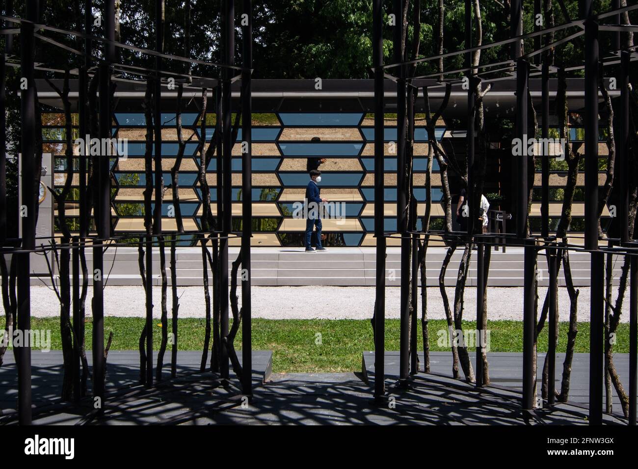 Venedig, Italien. Mai 2021. Besucher genießen die Architektur der Biennale von Venedig 2021 „wie werden wir zusammen leben?“ Während der Pressvorpremiere am 15. Mai in Venedig, Italien. Die Architekturbiennale von Venedig wird nach der Pandemie für Coivd-19 vom 22. Mai bis 21. November für die Öffentlichkeit zugänglich sein. © Simone Padovani / Erwachen / Alamy Live News Stockfoto