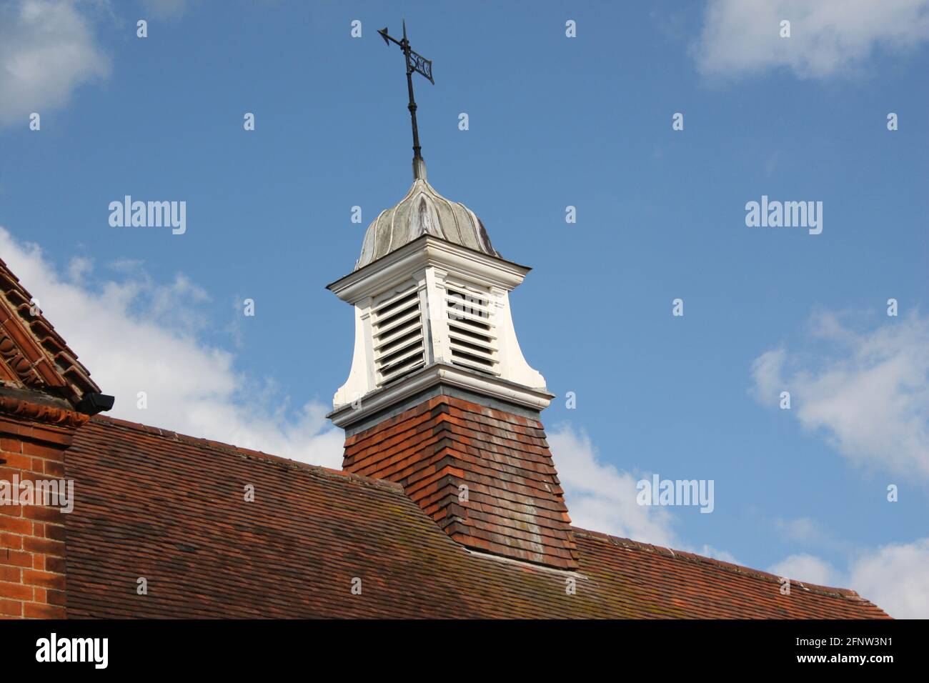 Wetterfahne auf dem Dach der Kirchenhalle in Bocking Essex. Stockfoto