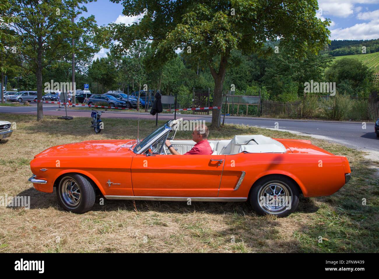 Red Ford Mustang Cabriolet, Oldtimer Treffen im Dorf Veldenz, einem ehemaligen Earthom, Mosel, Rheinland-Pfalz, Deutschland, Europa Stockfoto