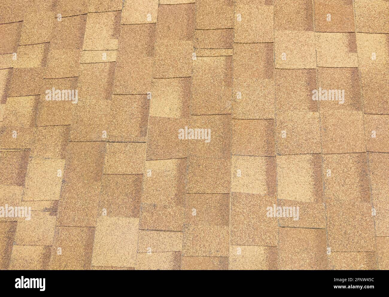 Nahaufnahme des Asphaltschindeln-Dachs auf der Oberseite des Kaffeehauses mit dem Sonnenlicht des Sommers, Vorderansicht für den Hintergrund. Stockfoto