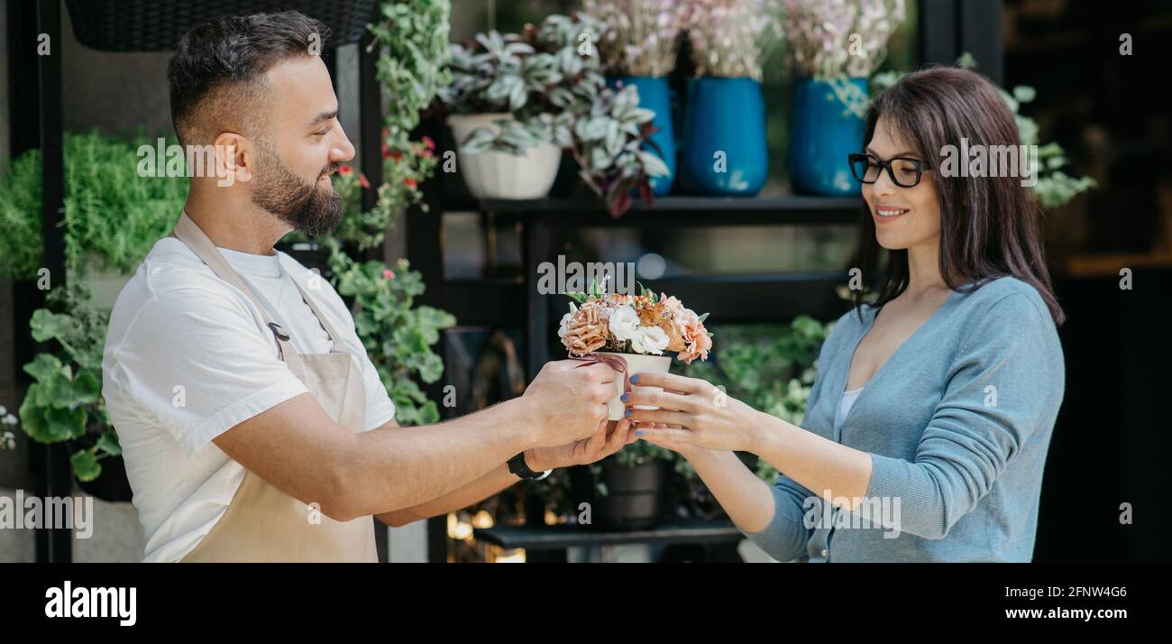 Kaufen von Blumen auf dem Markt oder im Freien. Studio im rustikalen Stil Stockfoto