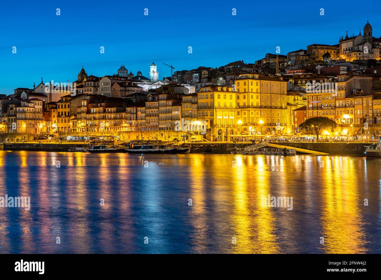 Blick über den Fluss Douro auf die Altstadt von Porto in der Aabenddämmerung, Portugal, Europa Blick über den douro zur Altstadt von Porto Stockfoto