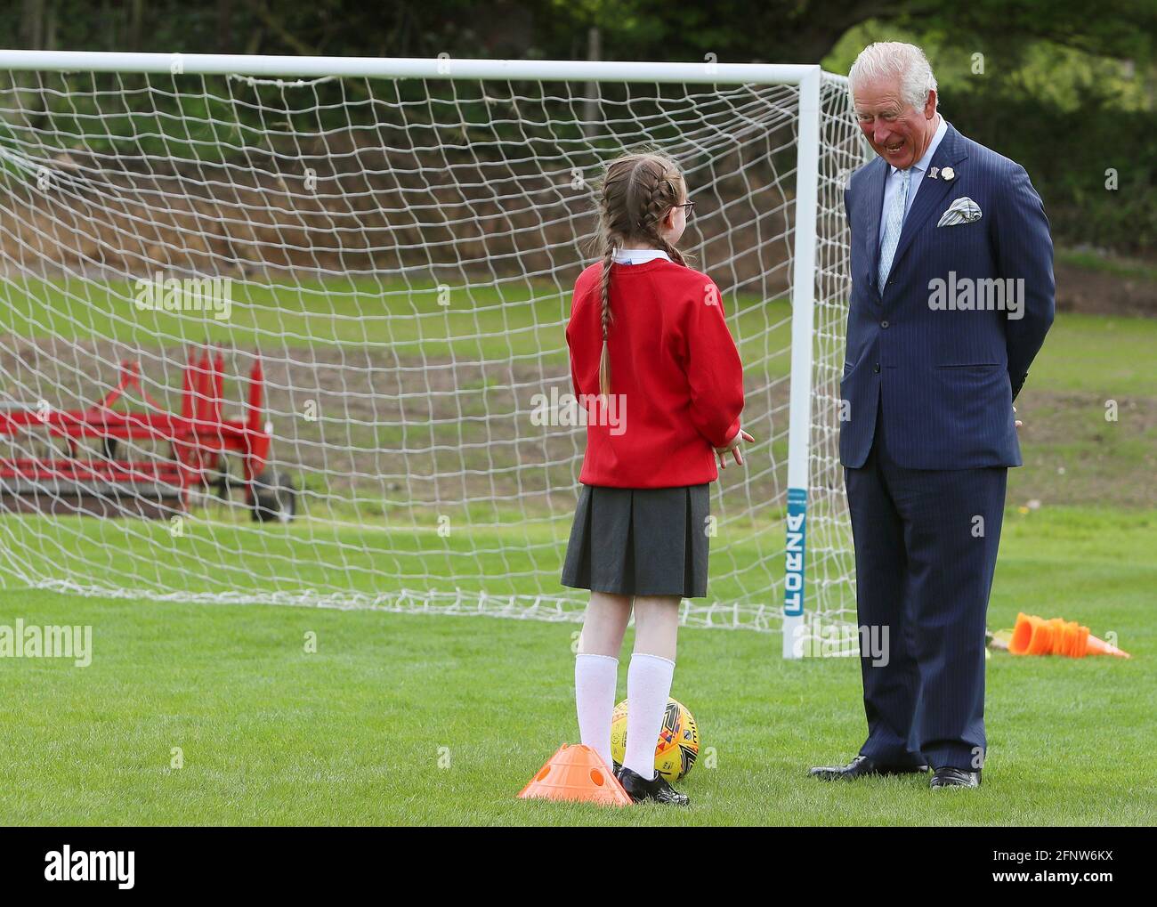 Der Prinz von Wales im Gespräch mit einem örtlichen Schulmädchen bei ...