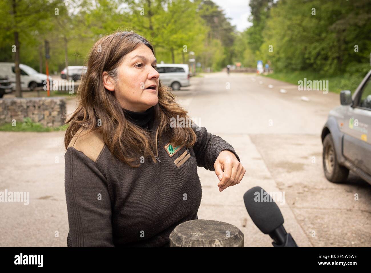 Försterin Corina kühlt Gespräche mit der Presse, als sie den Nationalpark Hoge Kempen in Dilsen-Stokkem am Mittwoch, den 19. Mai 2021, schließt. Die Polizei sucht danach Stockfoto