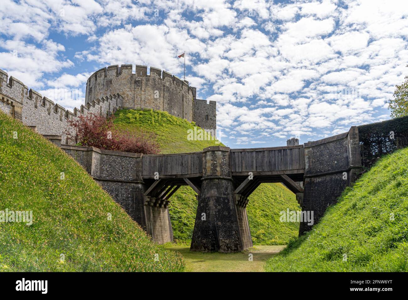 Arundel Castle in der historischen Stadt Arundel, West Sussex, in schöner Frühlingssonne. Stockfoto