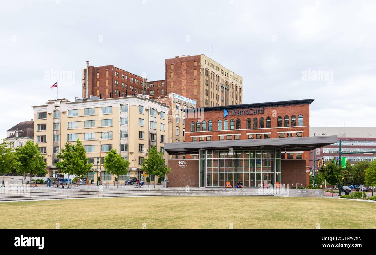 CHATTANOOGA, TN, USA-8 MAY 2021: Das Transcard Building, ein Finanzdienstleistungs- und Technologieunternehmen, steht neben dem Rasen des Bundesgerichts Stockfoto