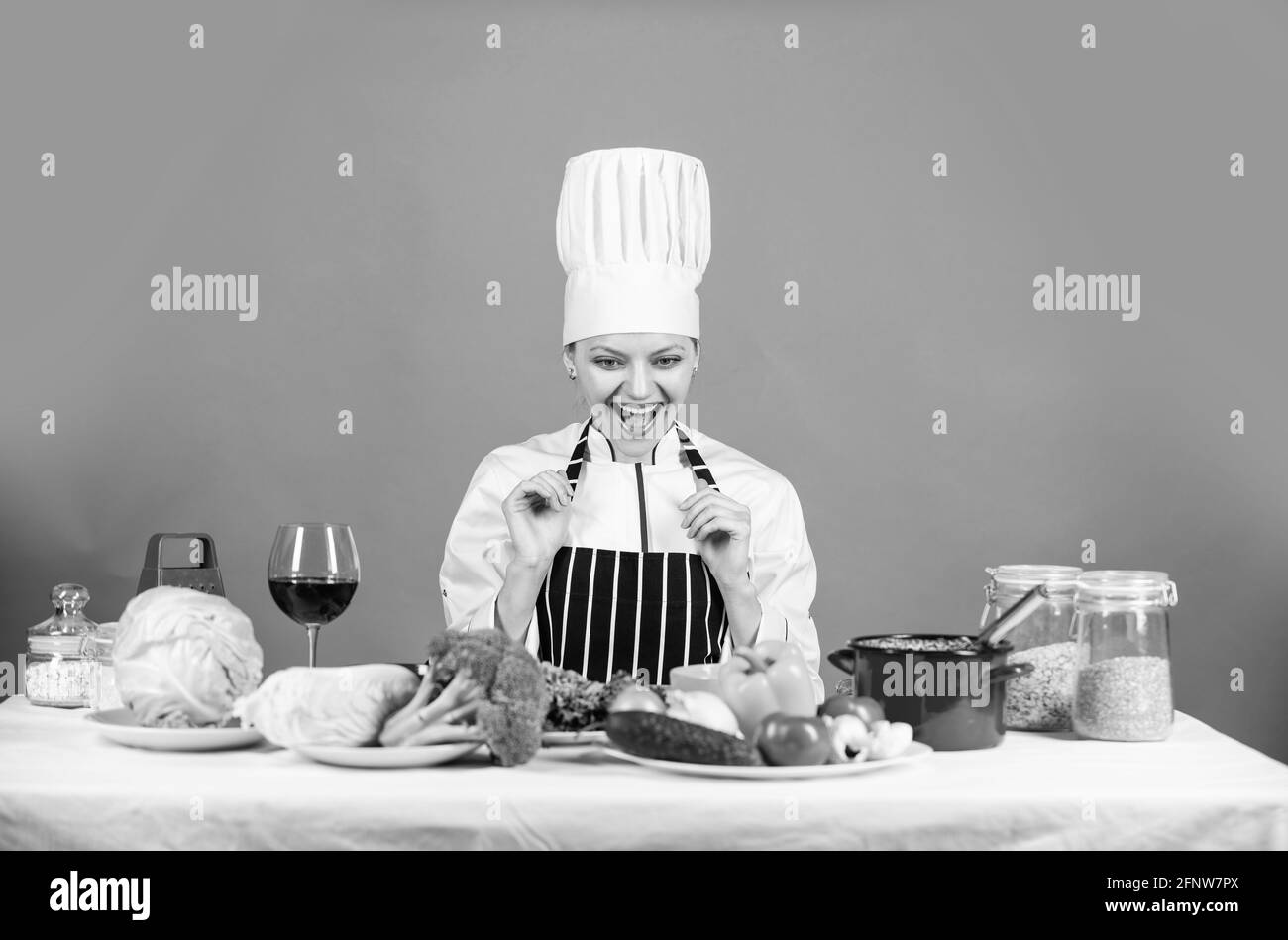 Alles sein, was Sie sein können. Happy Chef Kochen Gemüse. Gesunde Ernährung und Ernährung. Frau Hausfrau in Koch Hut und Schürze. Frische Vorbereitung. Voller Vitamin Stockfoto