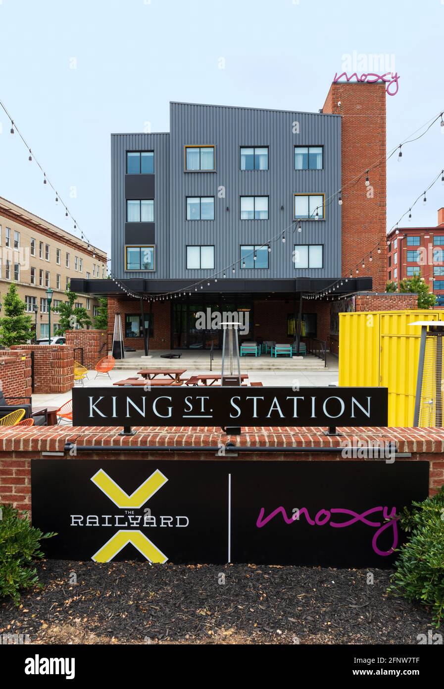CHATTANOOGA, TN, USA-8 MAY 2021: King Street Station, eine Mixed-Use-Entwicklung auf Southside. Zeigt die Endansicht mit Schildern, Innenhof und Gebäude. Stockfoto