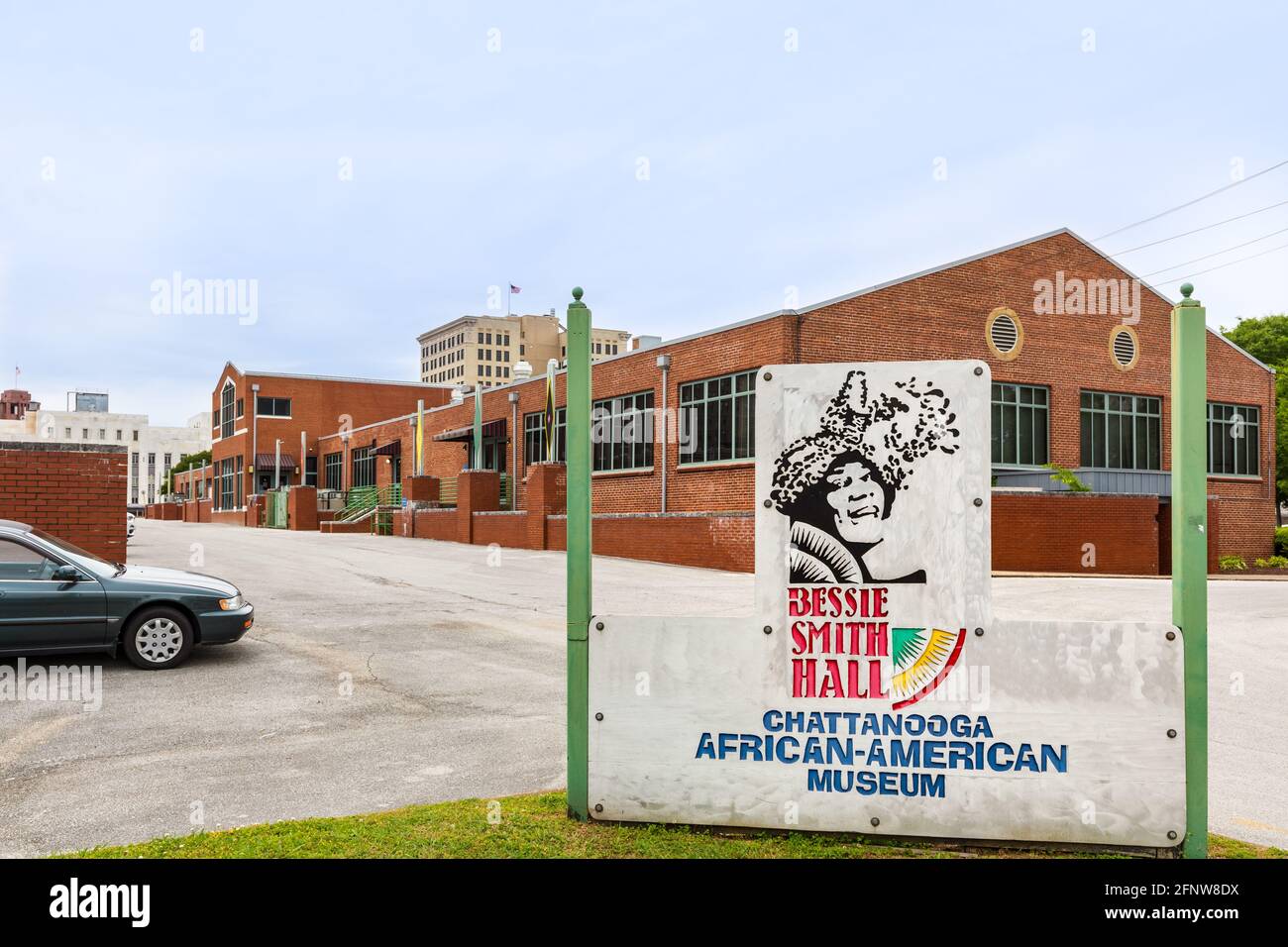 CHATTANOOGA, TN, USA-8 MAY 2021:Schild und Rückseite des Gebäudes, in dem das Chattanooga African-American Museum untergebracht ist, mit der Bessie Smith Hall. Stockfoto