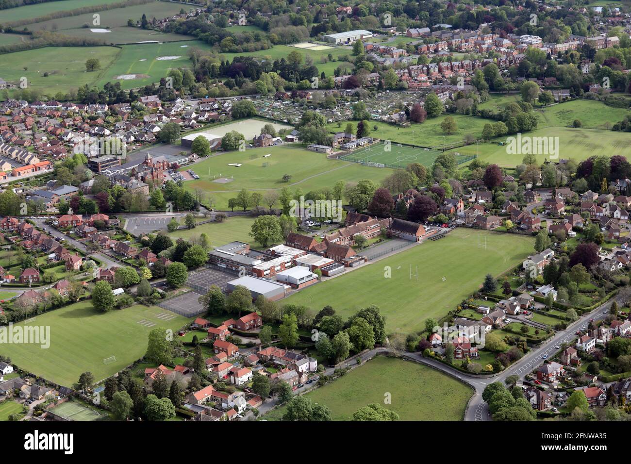 Luftaufnahme der Outwood Academy Ripon School (mit Ripon Gymnasium im Hintergrund), Ripon, North Yorkshire Stockfoto